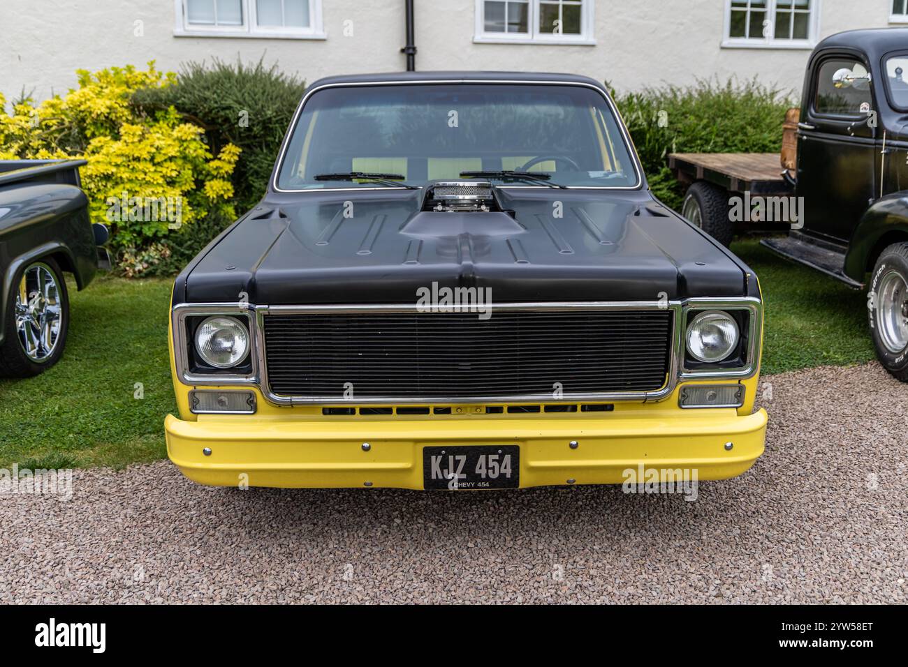 Bristol, Royaume-Uni- 11 août 2024 : la camionnette Chevrolet C K 1973 jaune est une voiture musculaire américaine classique. CHEVROLET 454. Banque D'Images