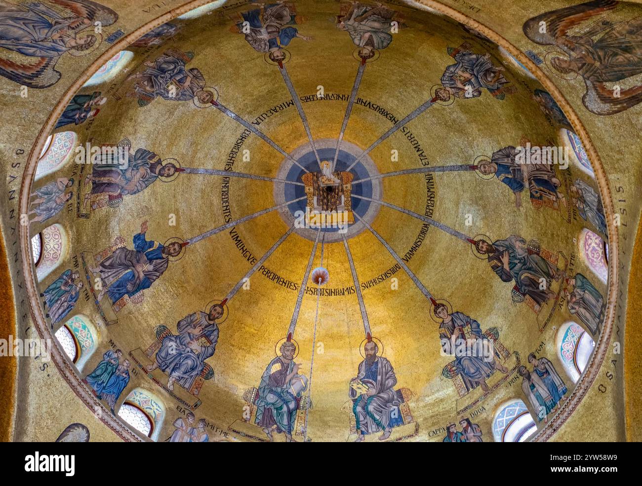 Mosaïques pentecôtistes à l'intérieur de la Basilique San Marco, (basilique de marque) regardant vers le haut vers le plafond en dôme, Venise Italie. Banque D'Images