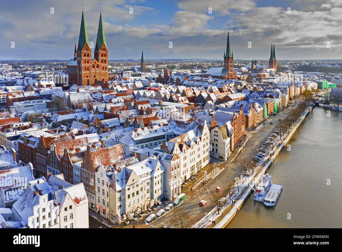 Vue aérienne sur la rivière Trave et les tours d'église dans la vieille ville de la ville hanséatique de Lübeck en hiver, Schleswig-Holstein, Allemagne Banque D'Images