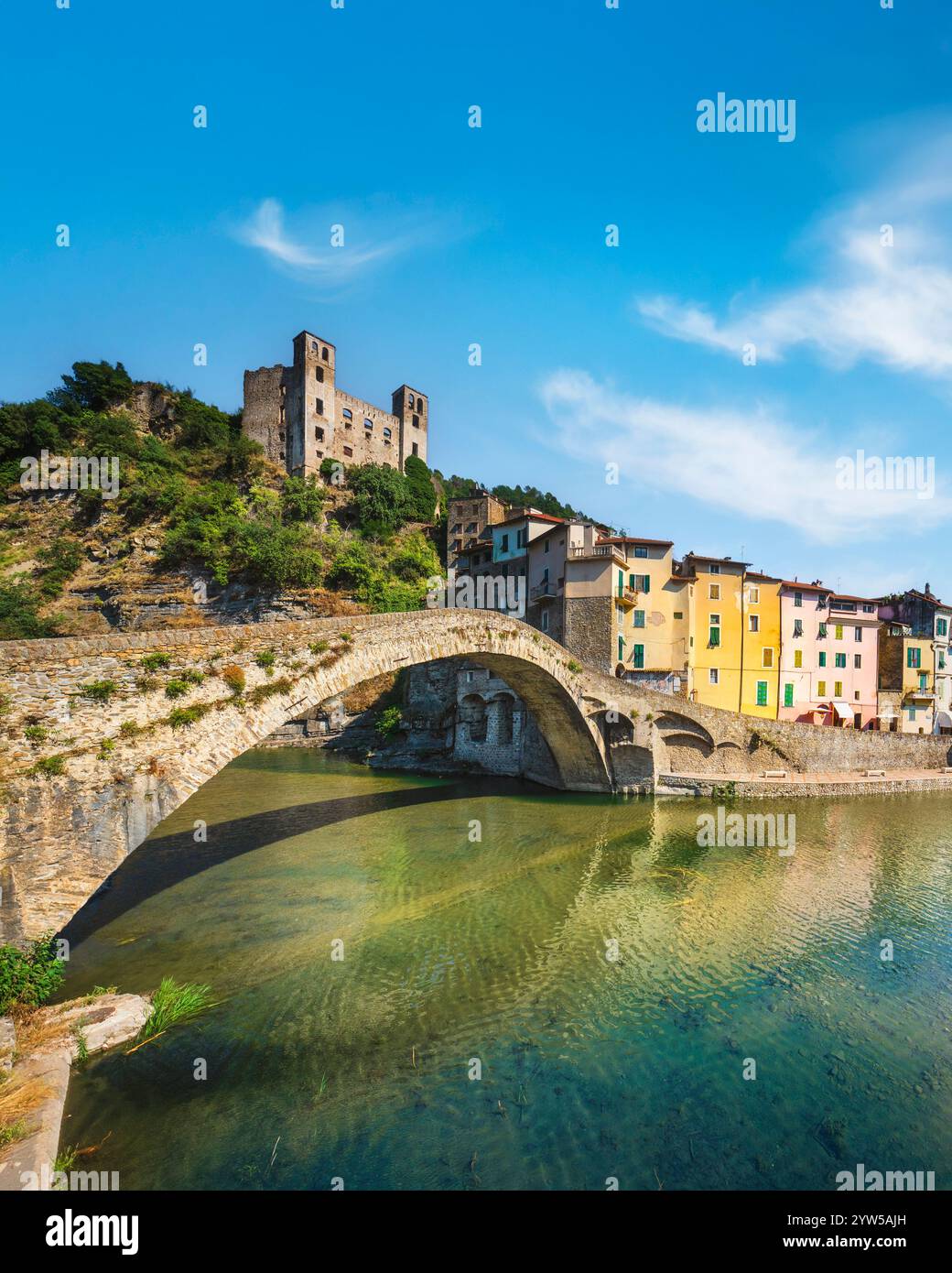 Vieux pont et château à Dolceacqua. Le pont médiéval a été peint par Claude Monet, château de Doria en arrière-plan. Riviera di Ponente, Province de Banque D'Images