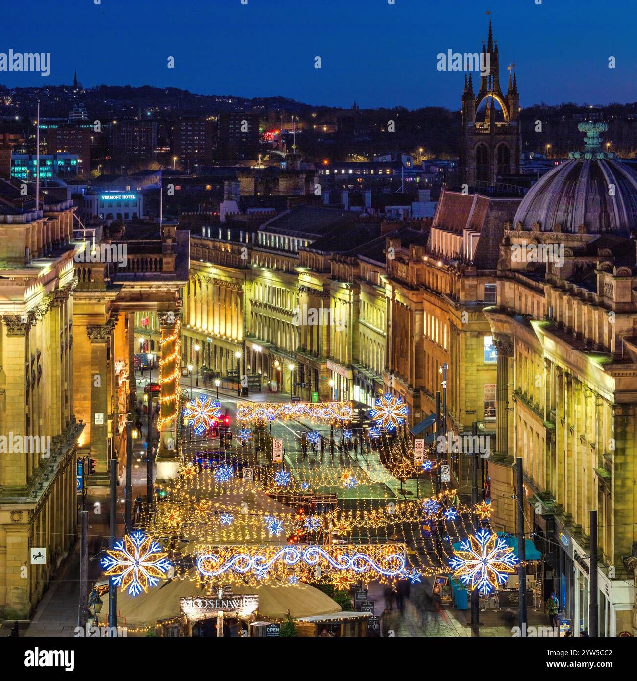 Vue vers le sud au crépuscule à Christmas of Grey Street à Newcastle upon Tyne depuis Monument Mall avec des lumières et des décorations de Noël Banque D'Images