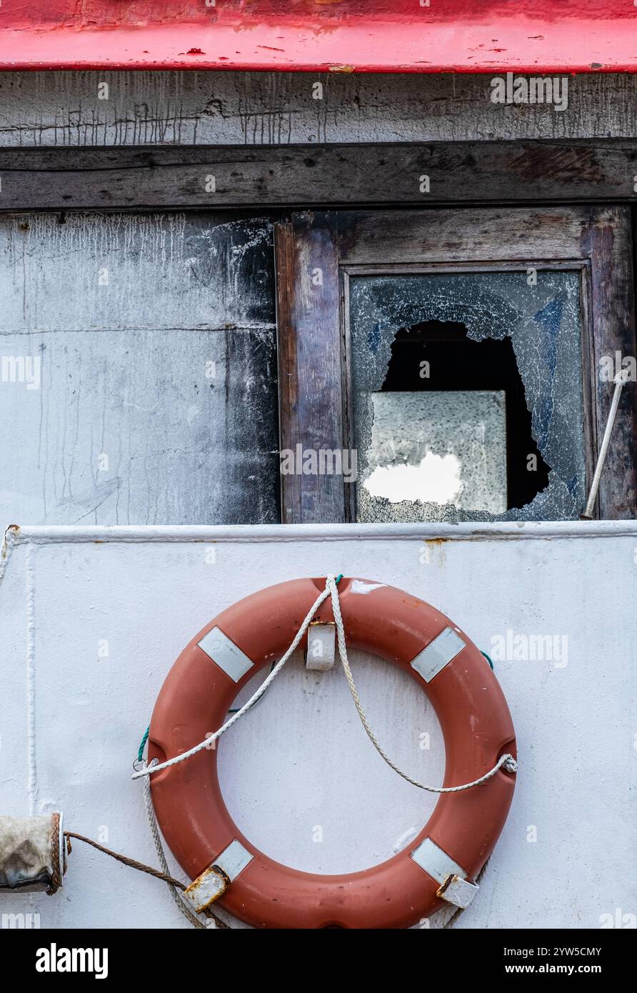 Ceinture de sauvetage sur bateau, bateau avec fenêtre cassée Banque D'Images