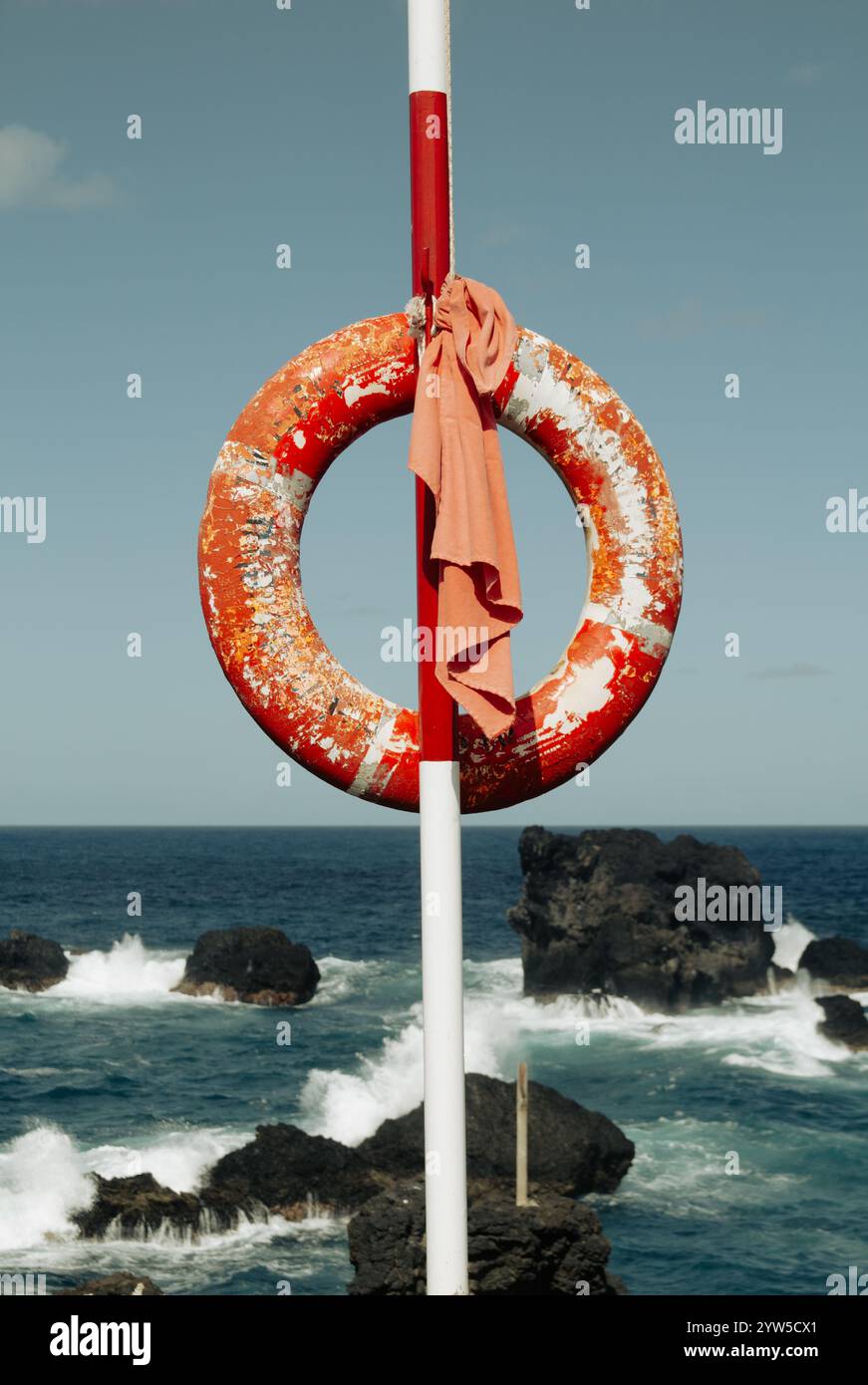 Ceinture de sauvetage surplombant la côte rocheuse. Banque D'Images