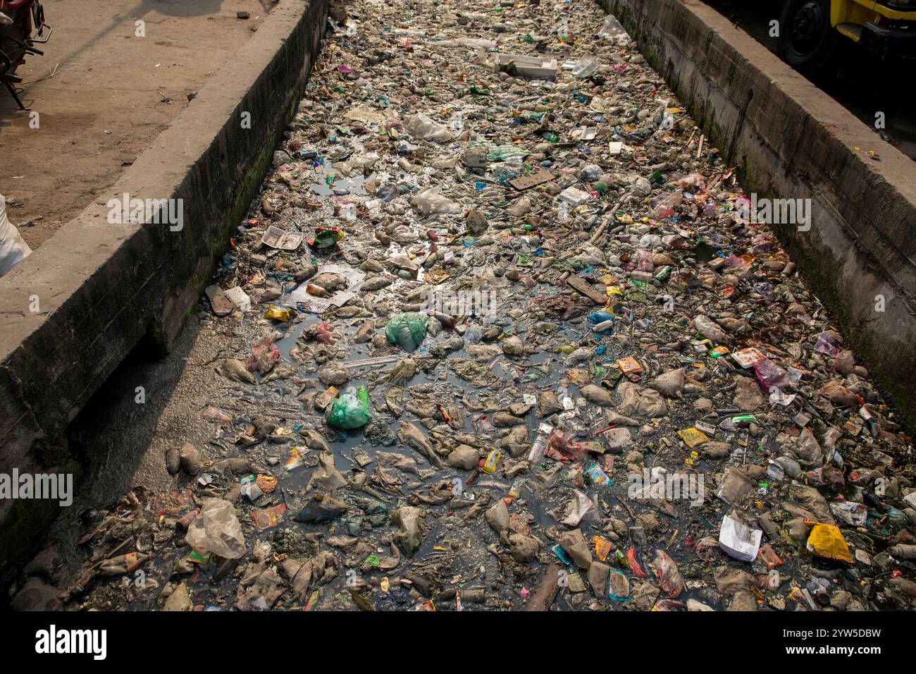 Des déchets plastiques de divers types recouvrent un canal à Dhaka, au Bangladesh, mettant en évidence un problème environnemental urgent. Banque D'Images