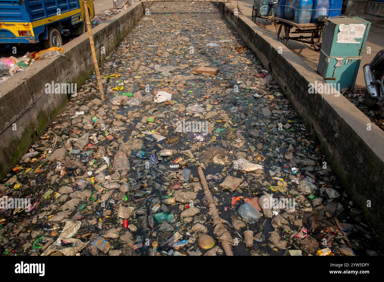 Des déchets plastiques de divers types recouvrent un canal à Dhaka, au Bangladesh, mettant en évidence un problème environnemental urgent. Banque D'Images