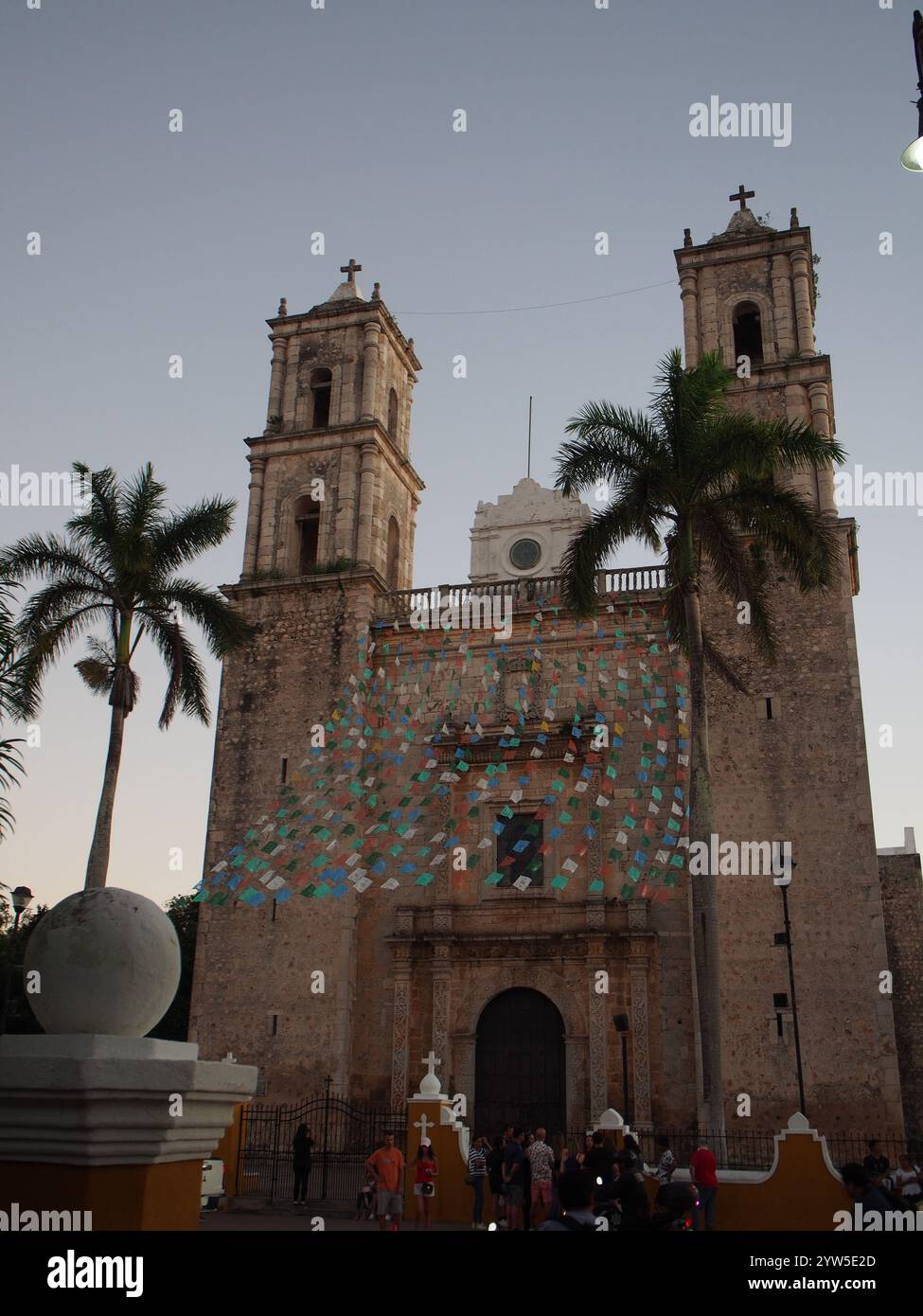 Cathédrale San Servacio à Valladolid le 20 novembre 2023, jour de la Révolution (Aniversario de Revolución Mexicana) en fin d'après-midi Banque D'Images