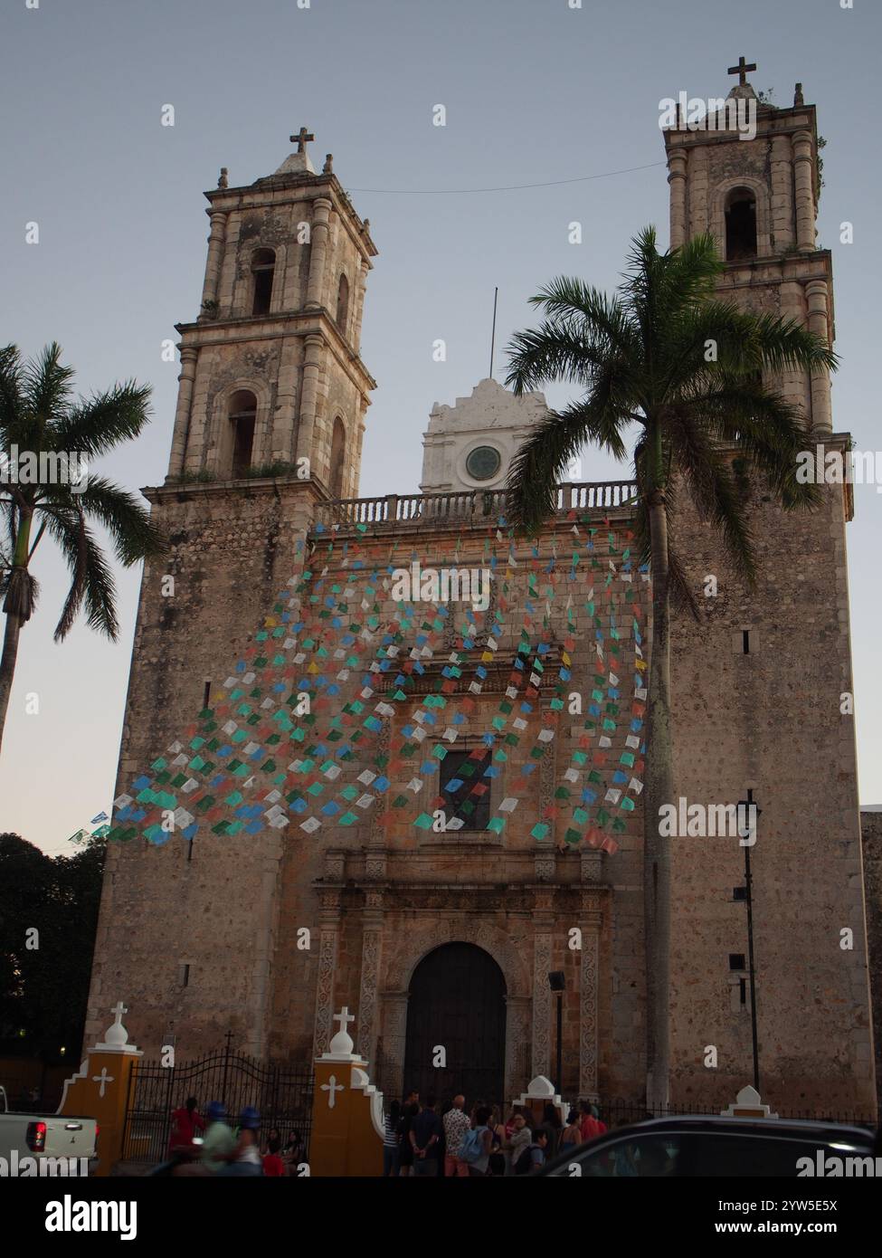 Cathédrale San Servacio à Valladolid le 20 novembre 2023, jour de la Révolution (Aniversario de Revolución Mexicana) en fin d'après-midi Banque D'Images