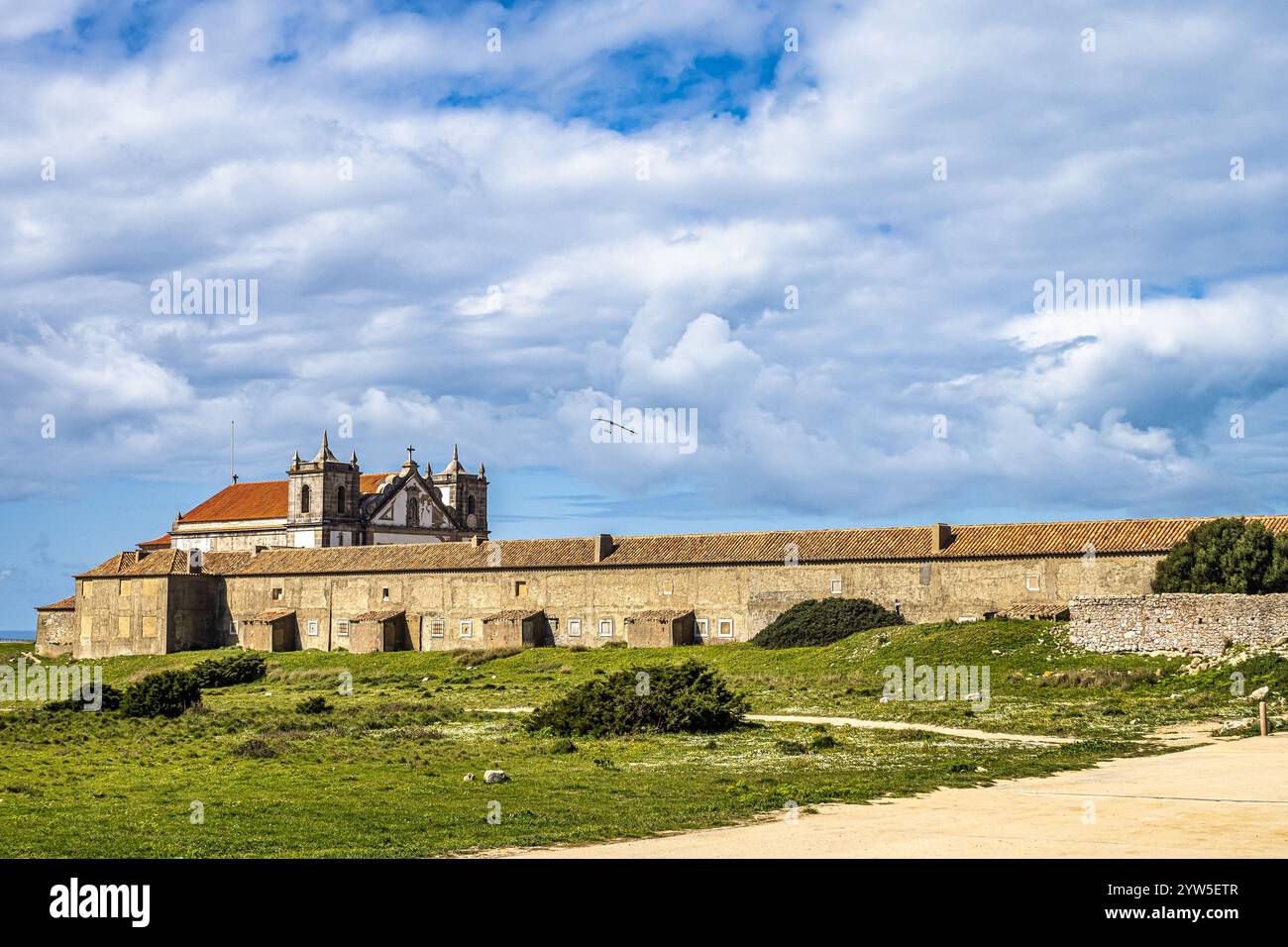 Le sanctuaire complexe Santuario de Nossa Senhora do Cabo Espichel, qui comprend l'église encore en usage aujourd'hui, situé à l'ouest de Sesimbra, Port Banque D'Images