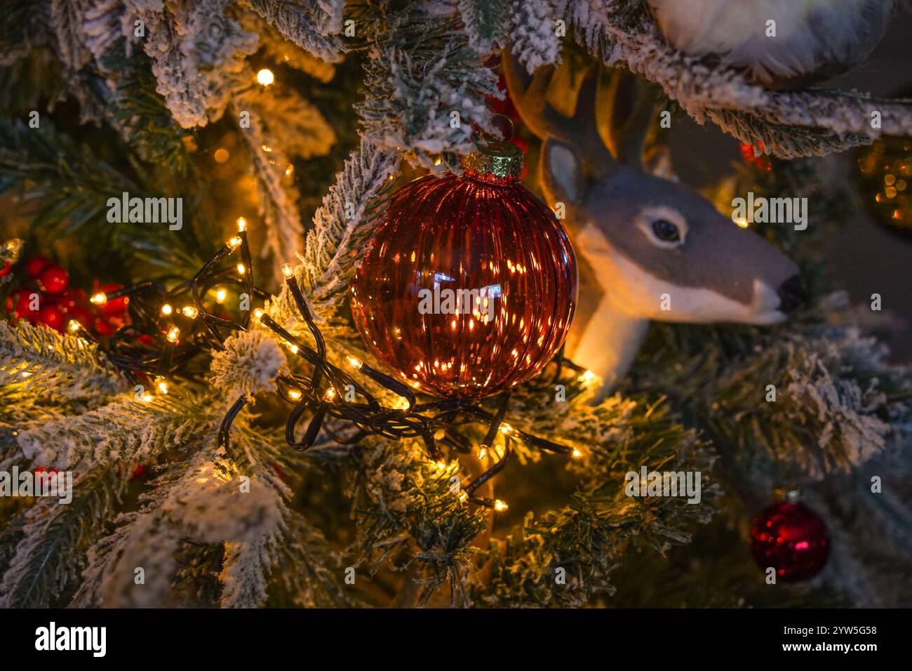 Détail des décorations de noël dans les ornements d'arbre. Banque D'Images