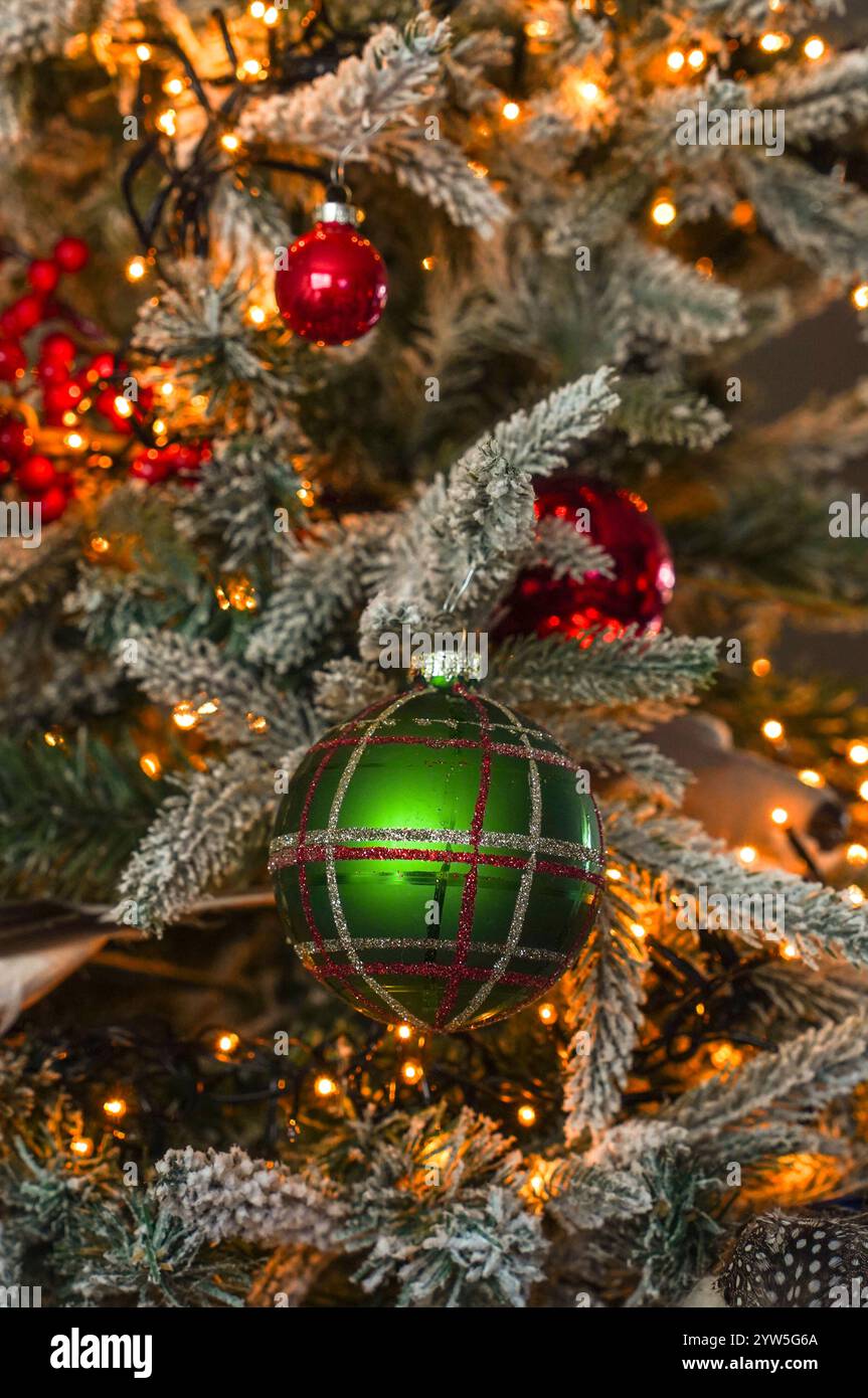 Détail des décorations de noël dans les ornements d'arbre. Banque D'Images