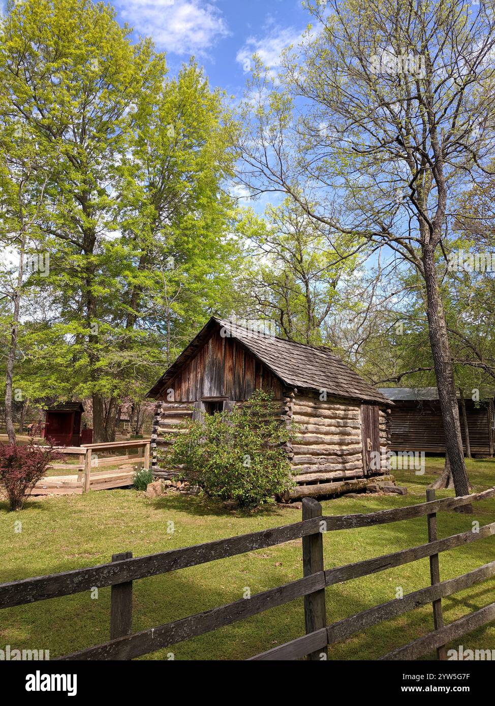 Le Cherokee Heritage Center, où l'histoire, la culture et les arts de la tribu sont préservés et célébrés, possède également un authentique village de Cherokee datant Banque D'Images