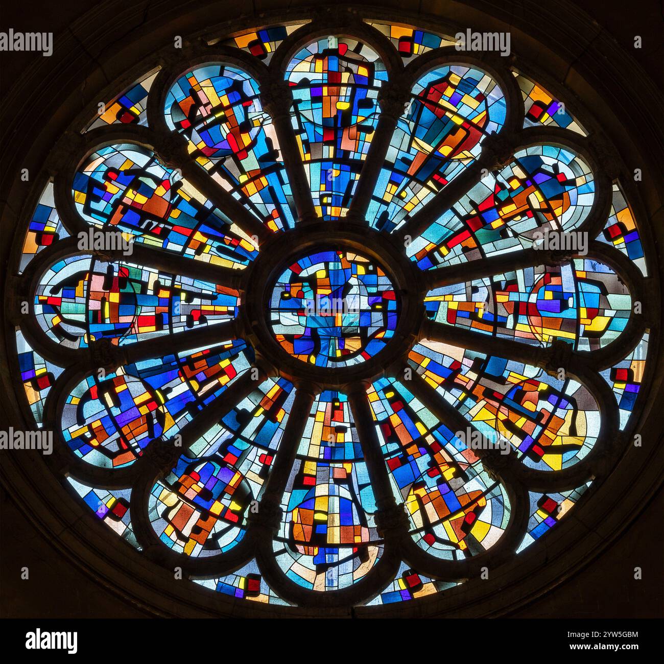 ANNECY, FRANCE - 10 JUILLET 2022 : la rosette moderne dans l'église notre Dame de Lelisse. Banque D'Images