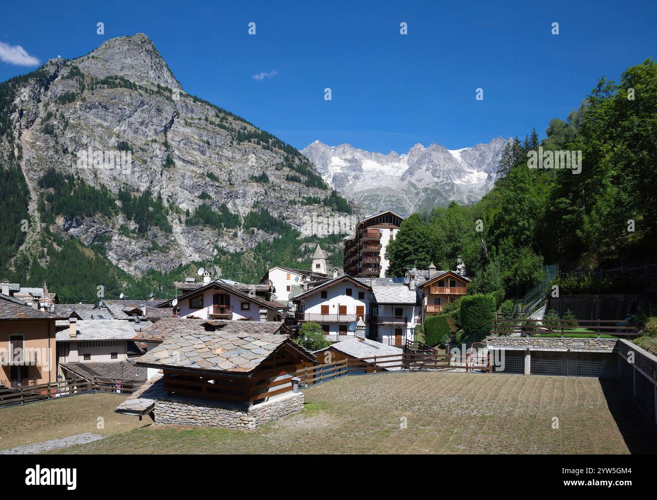 Le massif des Grands Jorasses de Courmayeur - vallée d'Aoste en Italie. Banque D'Images