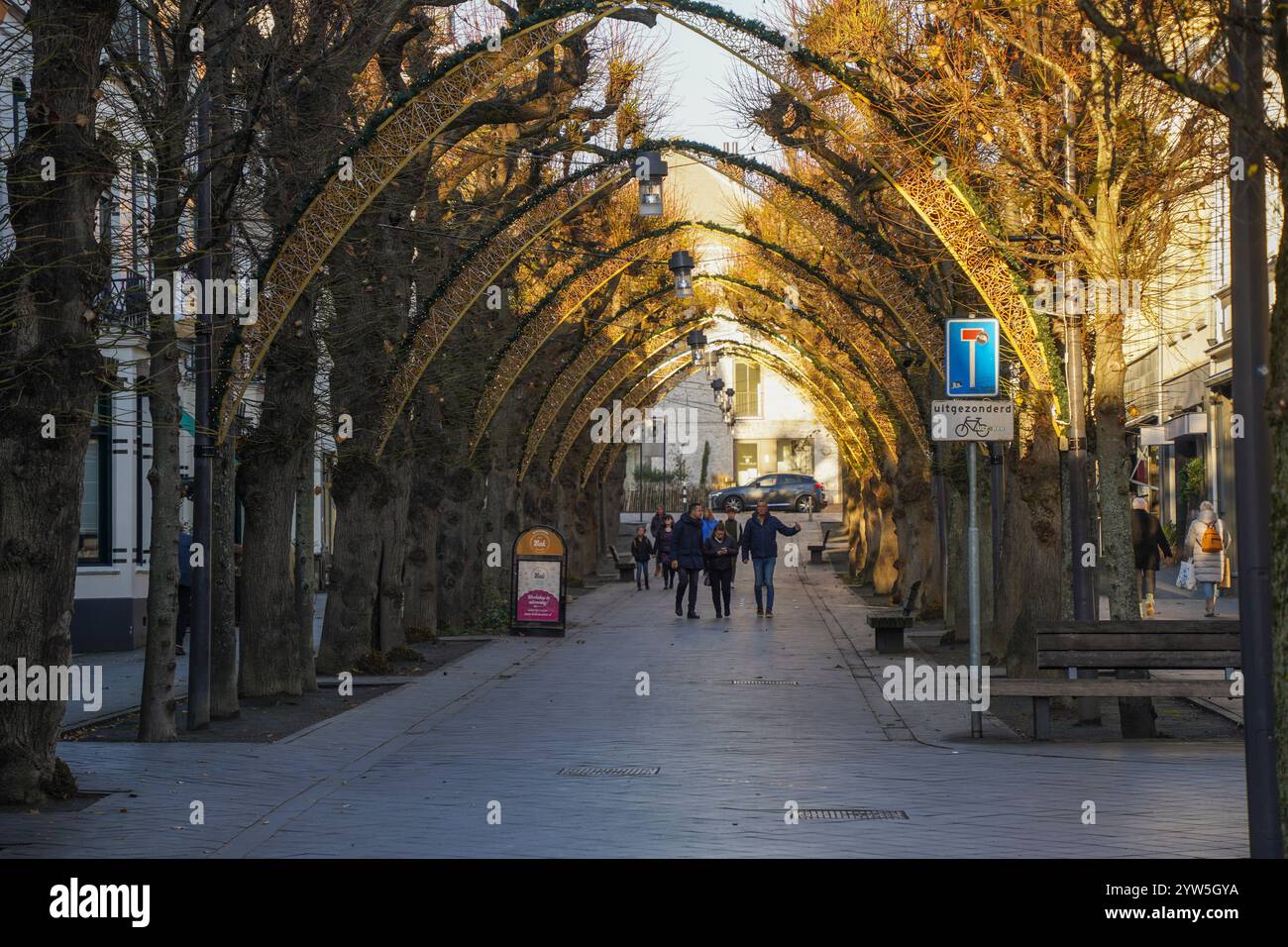 Ruelle avec décoration de Noël voûtée en hiver, Valkenburg, Limbourg, pays-Bas. Banque D'Images
