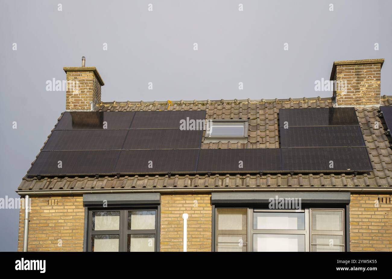 Bâtiment privé avec panneaux solaires sur le toit, pays-Bas. Banque D'Images