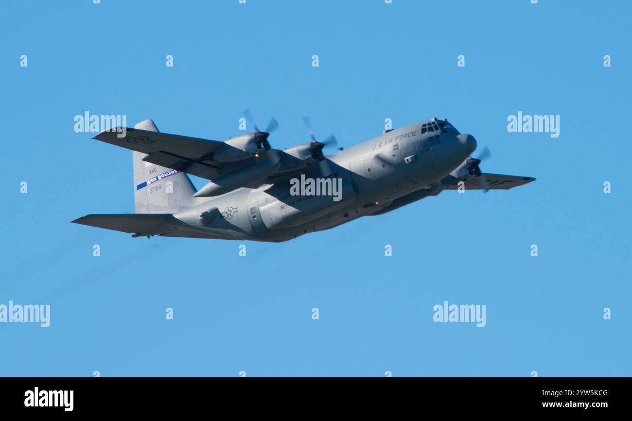 Un C-130 Hercules de la 152e escadre de transport aérien de la Garde nationale aérienne du Nevada effectue des opérations aériennes à la base aérienne Travis, Calif, le 13 janvier 2017. T Banque D'Images