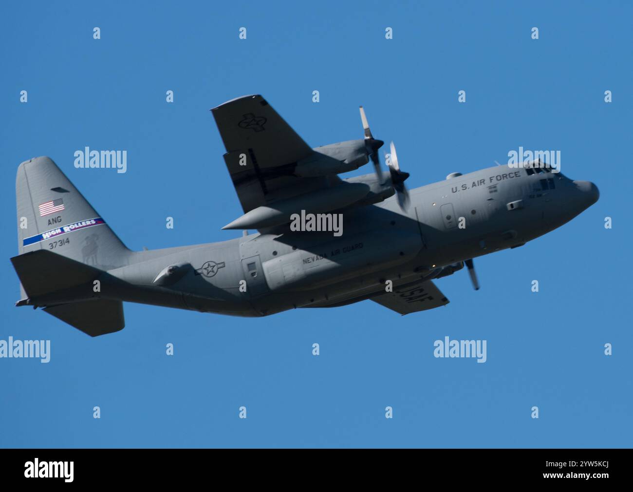 Un C-130 Hercules de la 152e escadre de transport aérien de la Garde nationale aérienne du Nevada effectue des opérations aériennes à la base aérienne Travis, Calif, le 13 janvier 2017. T Banque D'Images