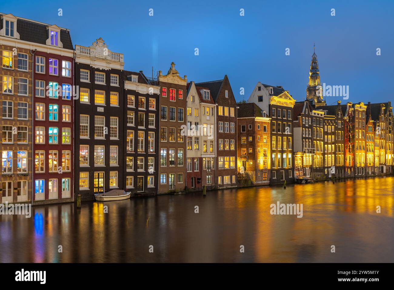 Amsterdam Damrak dans la soirée, pittoresques maisons hollandaises près du canal Banque D'Images