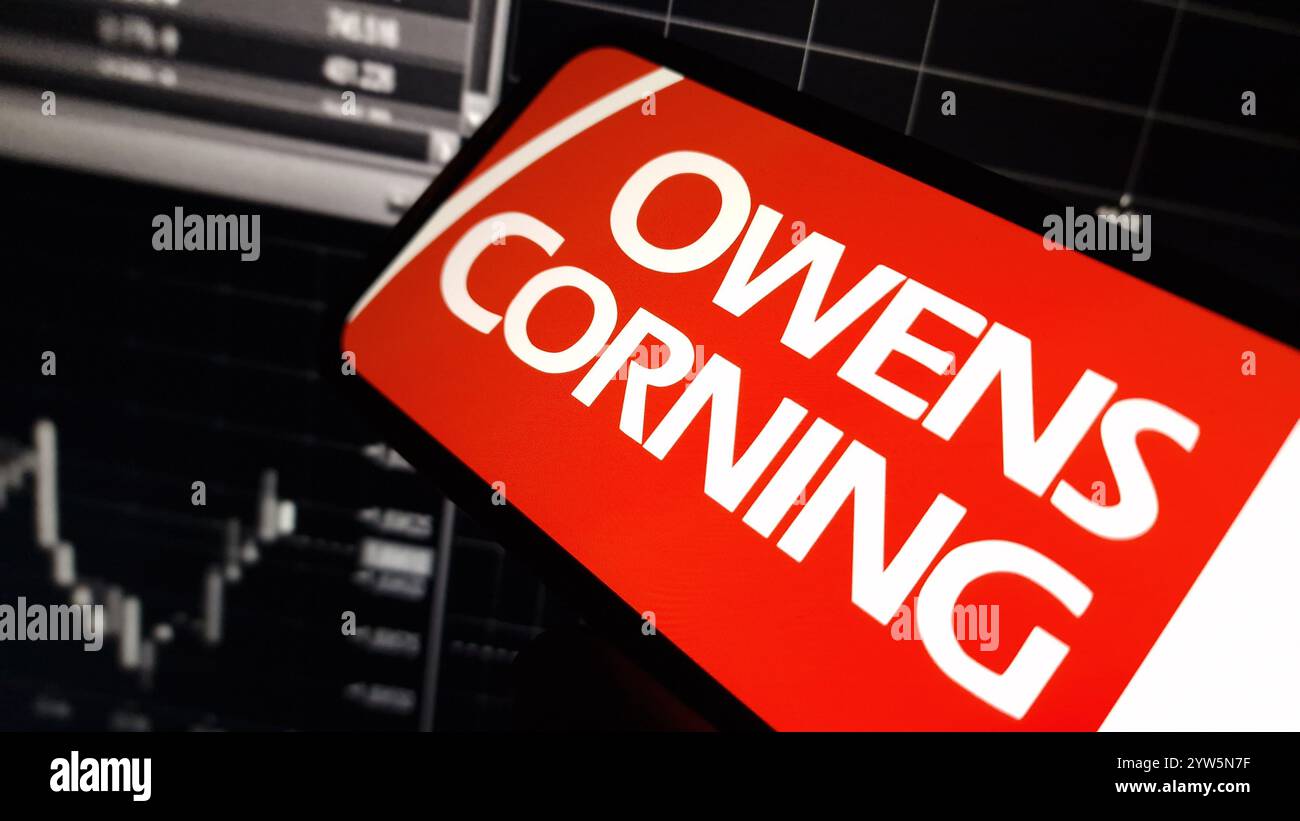 Konskie, Pologne - 08 décembre 2024 : logo de la société Owens Corning affiché sur le téléphone portable Banque D'Images