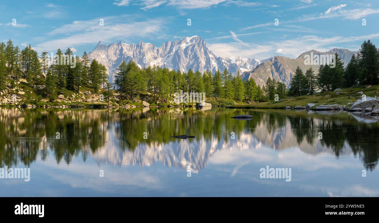 Le massif du Grand Jorasses au-dessus du lac Lago d Arpy. Banque D'Images