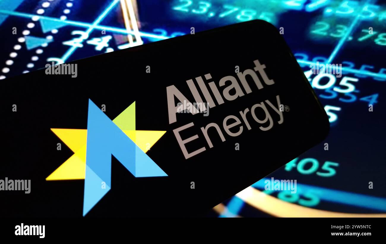 Konskie, Pologne - 08 décembre 2024 : logo de la société alliant Energy affiché sur le téléphone portable Banque D'Images