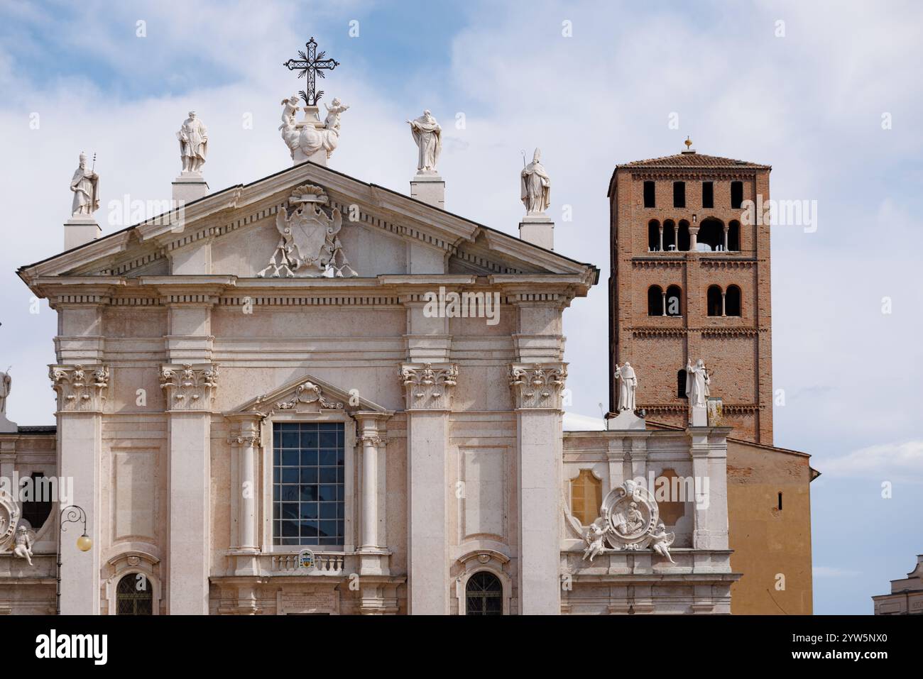 Vue de la cathédrale de San Pietro Apostolo sur la Piazza Sordello à Mantoue appelée Mantoue, au nord de l'Italie Banque D'Images Vue de la cathédrale de San Pietro Apostolo sur la Piazza Sordello à Mantoue appelée Mantoue, au nord de l'Italie Banque D'Images