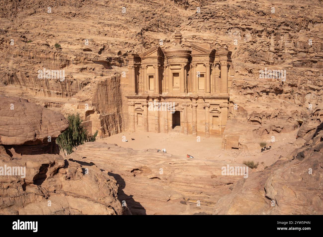 Ed-Deir est un bâtiment monumental taillé dans la roche dans la ville antique du sud de la Jordanie. Monument dans le parc archéologique de Petra. Banque D'Images