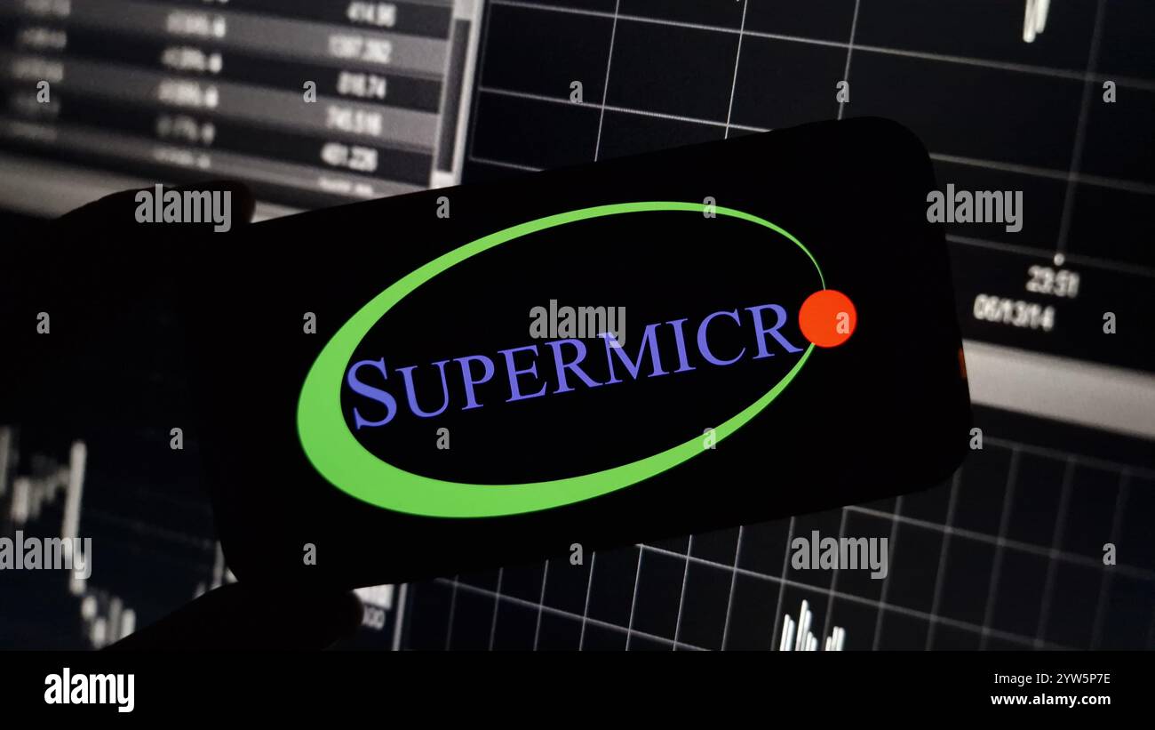 Konskie, Pologne - 08 décembre 2024 : logo de la société Supermicro affiché sur le téléphone portable Banque D'Images