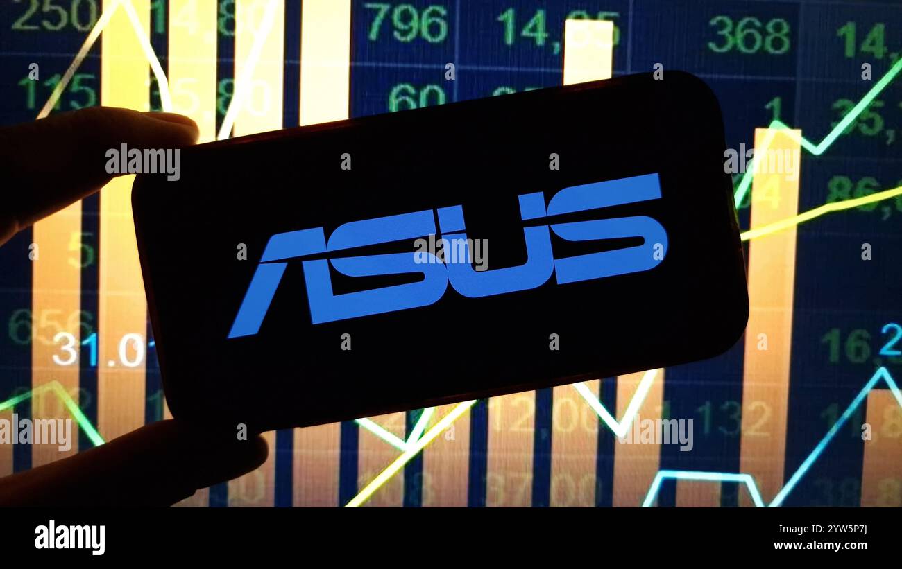 Konskie, Pologne - 08 décembre 2024 : logo de la société ASUS affiché sur le téléphone portable Banque D'Images