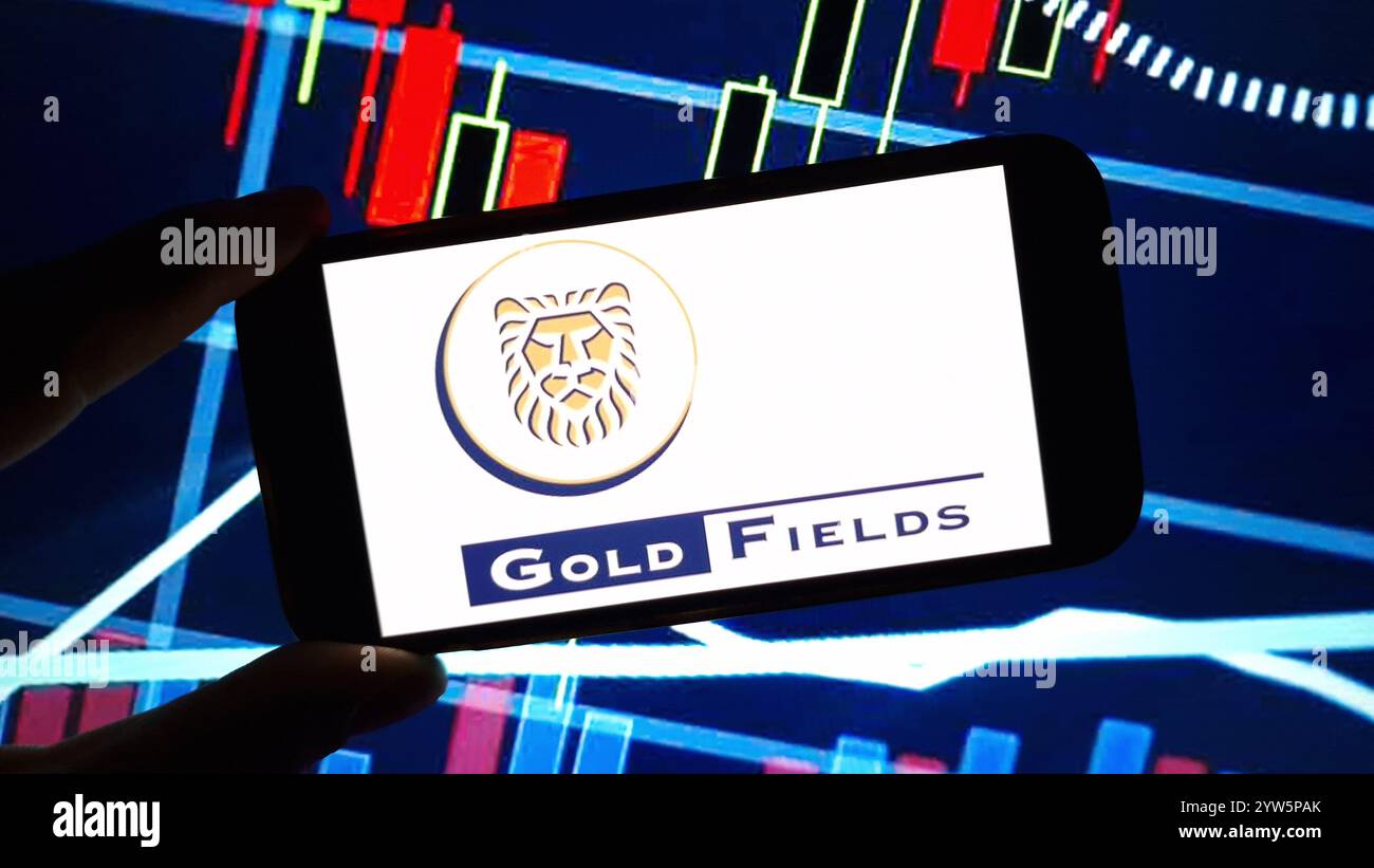 Konskie, Pologne - 08 décembre 2024 : logo de la société Gold Fields affiché sur le téléphone portable Banque D'Images