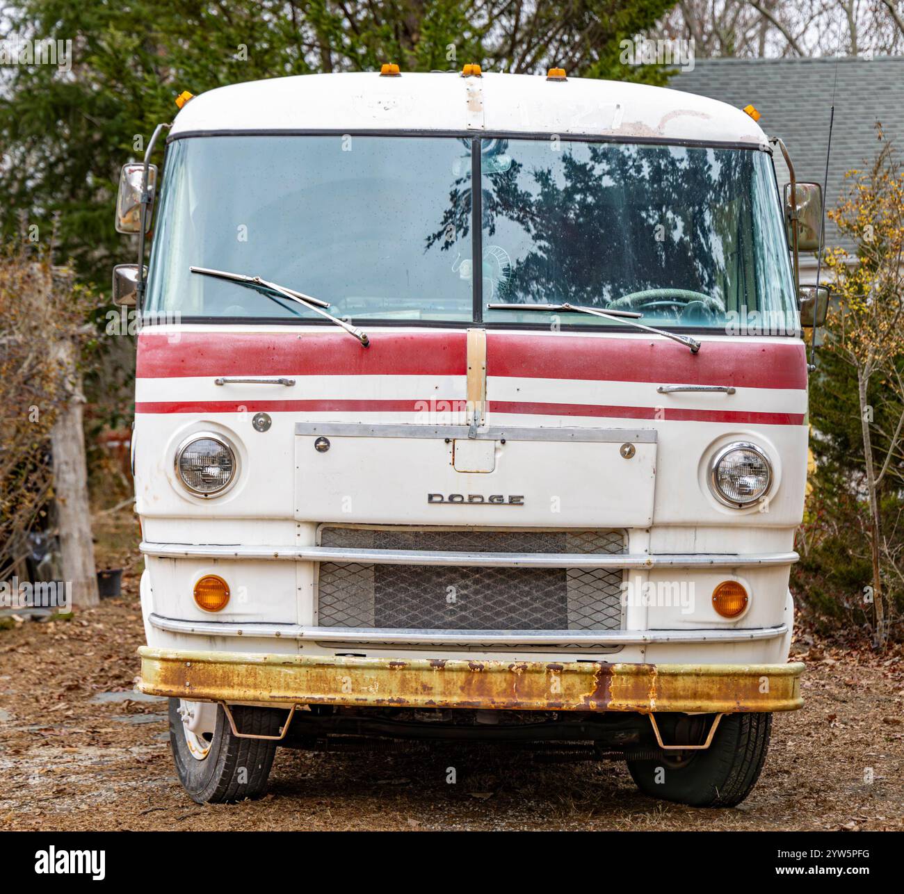 face avant d'un rouge et blanc des années 1960 dodge travco, camping-car Banque D'Images