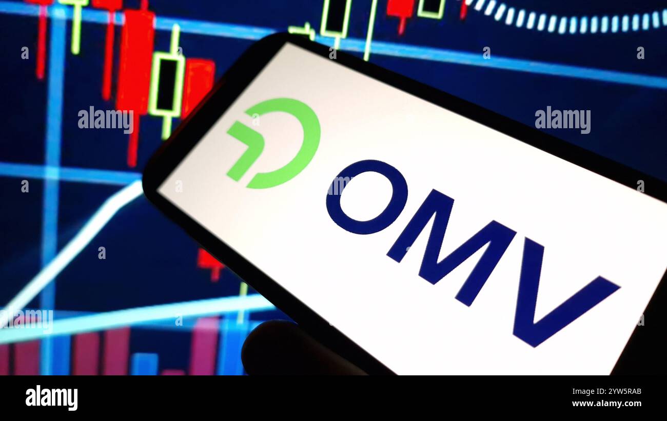 Konskie, Pologne - 08 décembre 2024 : logo de la société OMV affiché sur le téléphone portable Banque D'Images