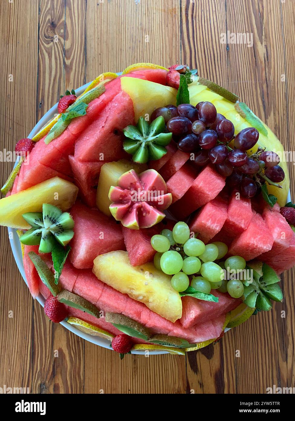 Plateau de fruits coloré avec pastèque et raisins Banque D'Images