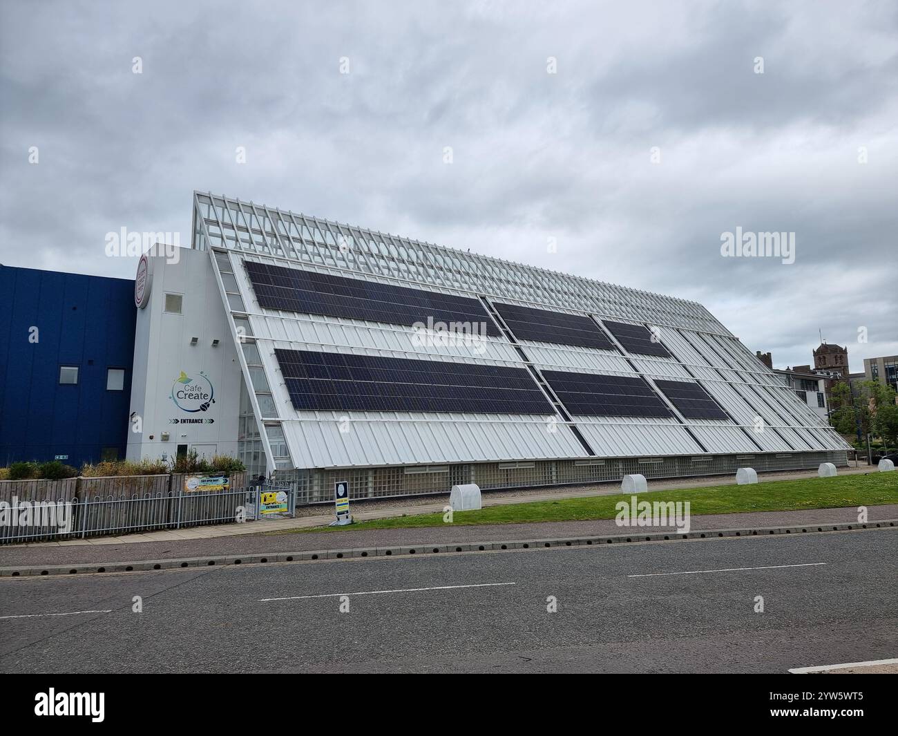 Bâtiment d'architecture moderne du Dundee Science Centre, musée des sciences à Dundee, Écosse, Royaume-Uni avec signe de Café Create ; panneaux solaires sur toit en pente - Image de stock capturée avec un smartphone
