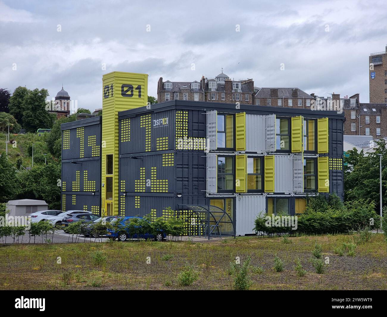 Bâtiment 01 District 10 par Maxi construction Ltd à Dundee Écosse Royaume-Uni : nouvel immeuble de bureaux construit en utilisant des conteneurs d'expédition recyclés Banque D'Images