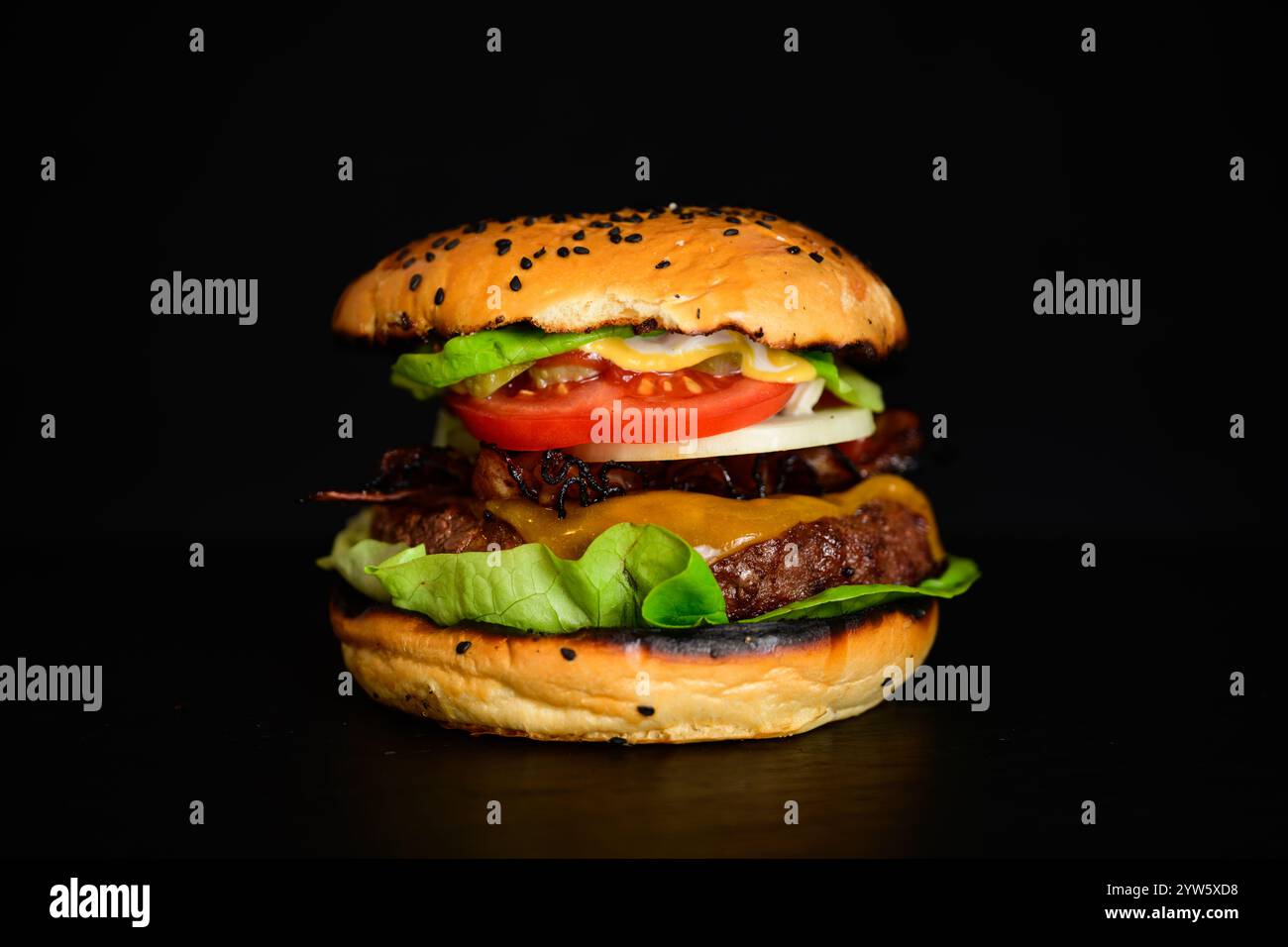 Hamburger gourmand Wagyu hamburger ou cheeseburger avec patty de bœuf grillé, tomate, laitue, oignon, bacon et fromage cheddar dans un pain aux graines de sésame Banque D'Images Hamburger gourmand Wagyu hamburger ou cheeseburger avec patty de bœuf grillé, tomate, laitue, oignon, bacon et fromage cheddar dans un pain aux graines de sésame Banque D'Images