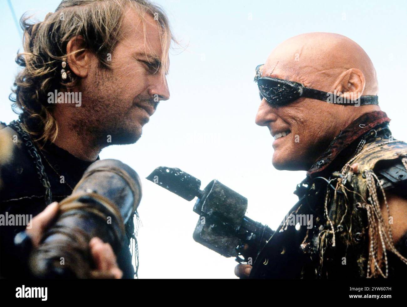 WATERWORLD 1995 Universal Pictures film avec Kevin Costner à gauche dans le rôle du Mariner et Dennis Hopper dans le rôle du diacre Banque D'Images