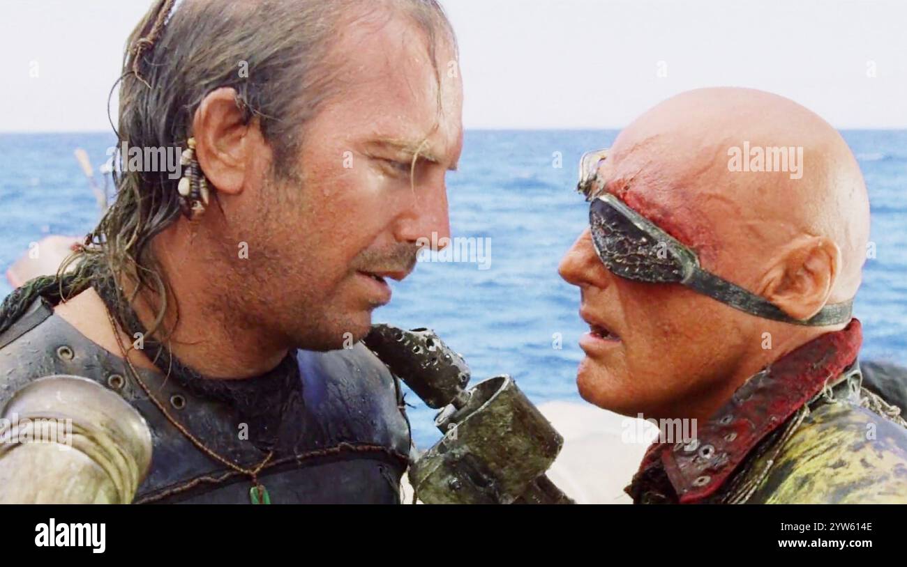 WATERWORLD 1995 Universal Pictures film avec Kevin Costner à gauche dans le rôle du Mariner et Dennis Hopper dans le rôle du diacre Banque D'Images