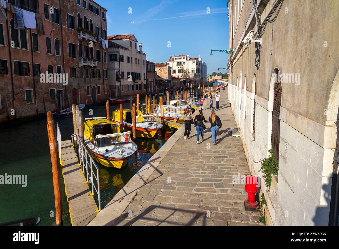Bateaux ambulanciers jaunes du service médical d'urgence au mouillage le 28 octobre 2022 à Venise, Italie. Banque D'Images
