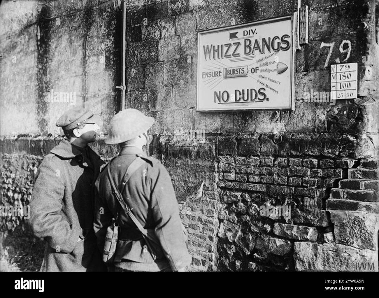 Décembre 1916 (première Guerre mondiale) deux soldats britanniques debout devant une pancarte à Fonquevillers annonçant le concert Party 'Whizz Bangs' de la 5e division, décembre 1916. Le panneau indique "Whizz Bangs. Assurez-vous des éclats de rire, de plaisir, de jollité, de frivolité, de joie. Pas de Duds.' Banque D'Images