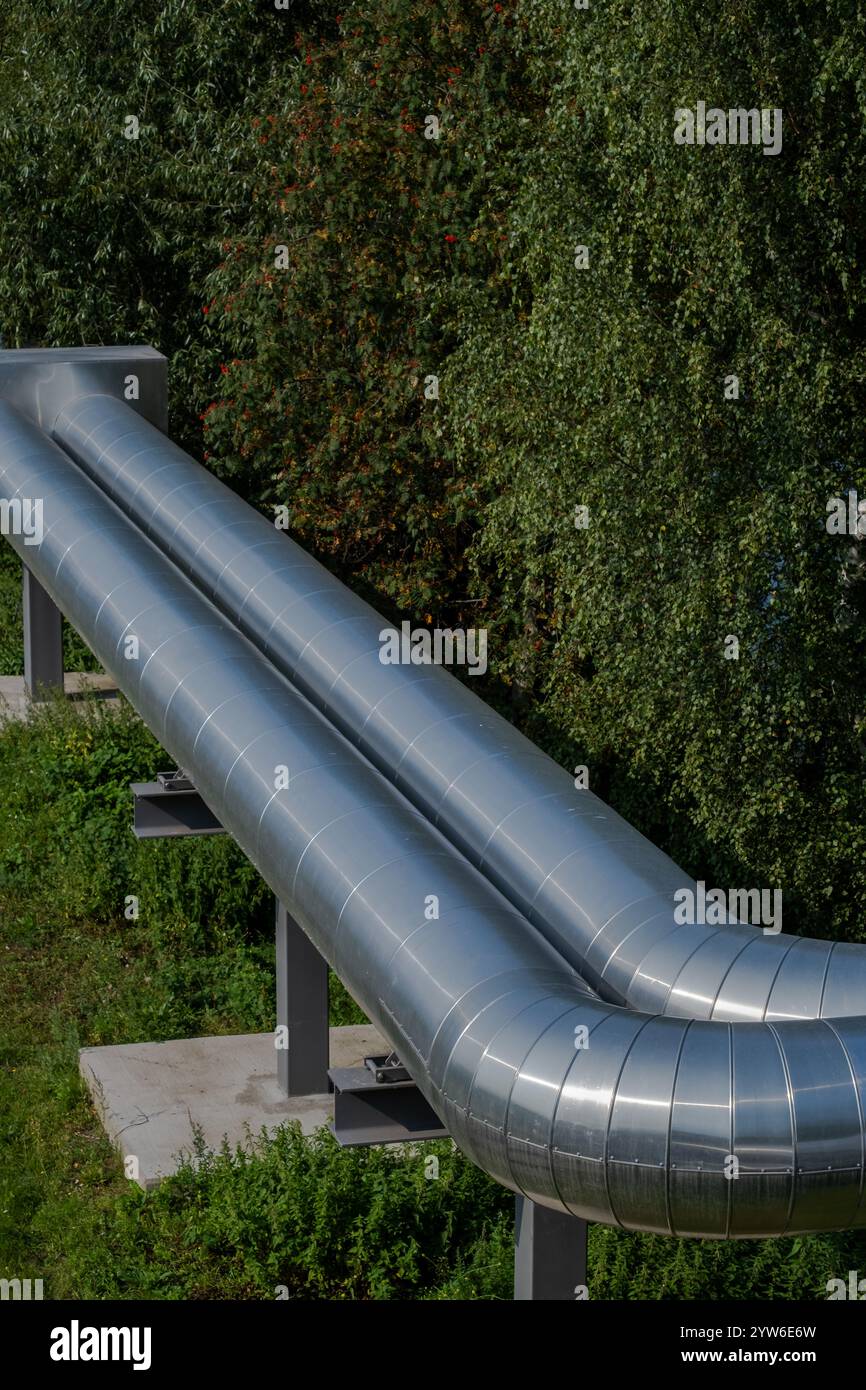 gros plan de grands tuyaux en argent pour le chauffage urbain Banque D'Images