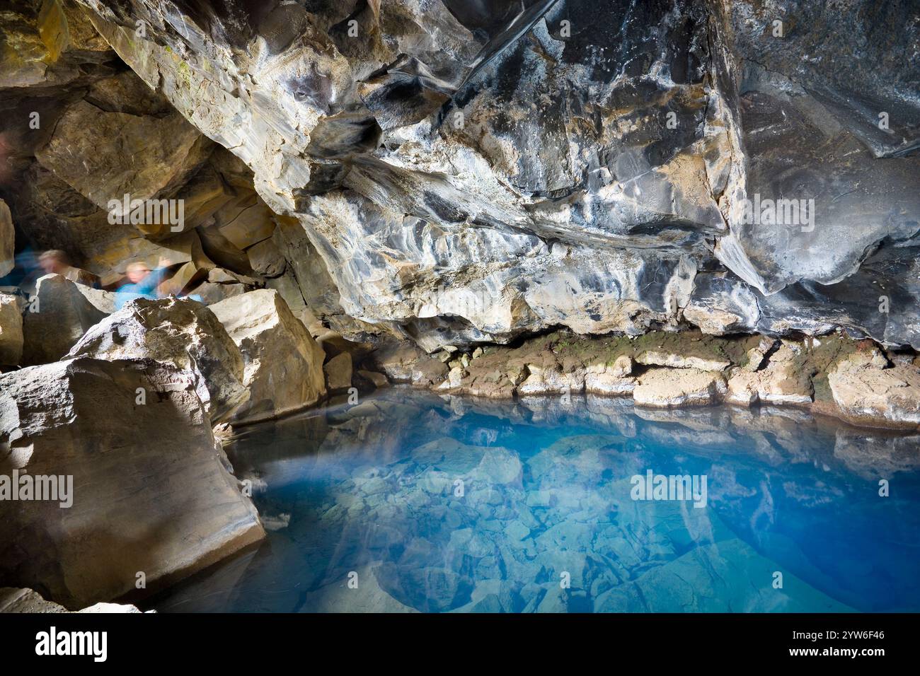 Grjótagjá - petite grotte de lave située près du lac Mývatn dans le nord de l'Islande, célèbre pour sa belle source thermale géothermique dans ses profondeurs Banque D'Images