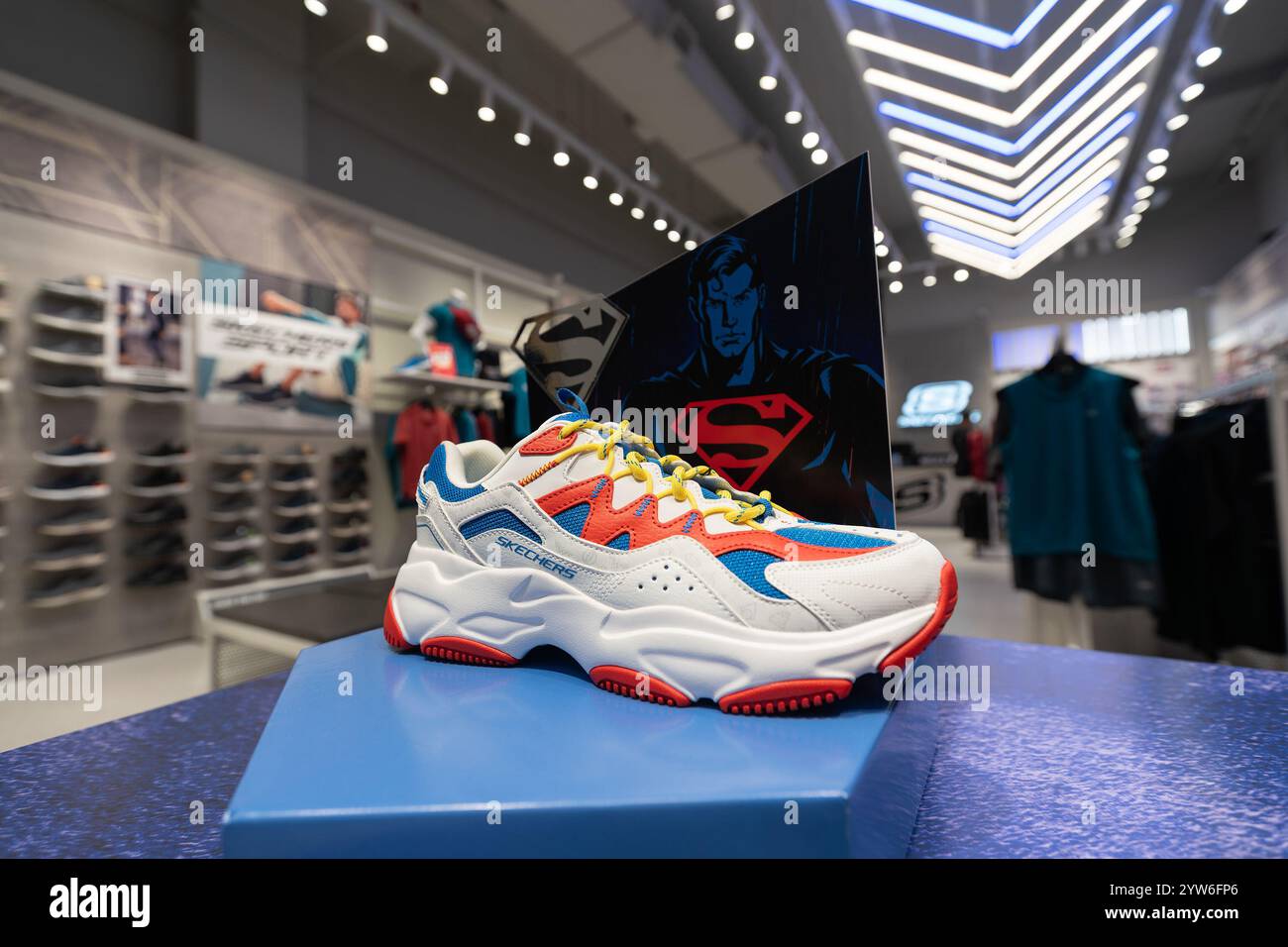 JOHOR BAHRU, MALAISIE - 23 NOVEMBRE 2023 : des baskets Skechers sur le thème des super-héros exposées dans un magasin Skechers dans un centre commercial de Johor Bahru. Banque D'Images