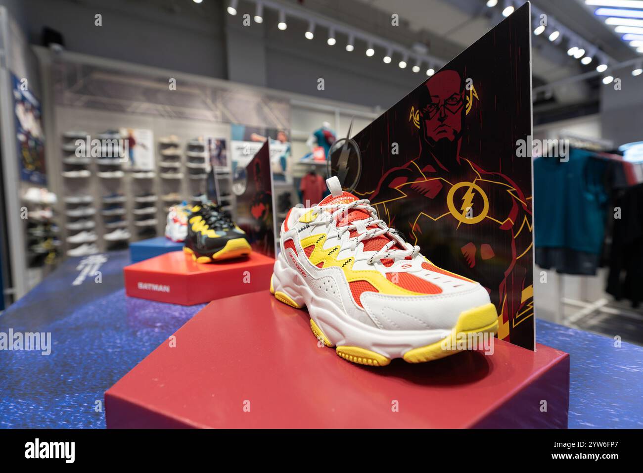 JOHOR BAHRU, MALAISIE - 23 NOVEMBRE 2023 : des baskets Skechers sur le thème des super-héros exposées dans un magasin Skechers dans un centre commercial de Johor Bahru. Banque D'Images