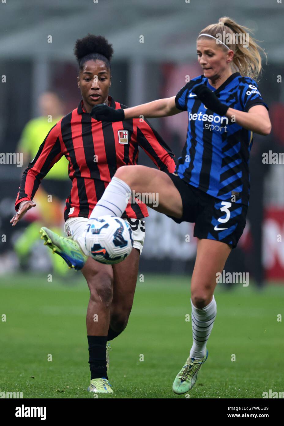 Milan, Italie. 8 décembre 2024. Katie Bowen du FC Internazionale passe le ballon alors qu'elle est défiée par Evelyn Ijeh de l'AC Milan lors du match de Serie A Femminile au Stadio Giuseppe Meazza, Milan. Le crédit photo devrait se lire : Jonathan Moscrop/Sportimage crédit : Sportimage Ltd/Alamy Live News Banque D'Images