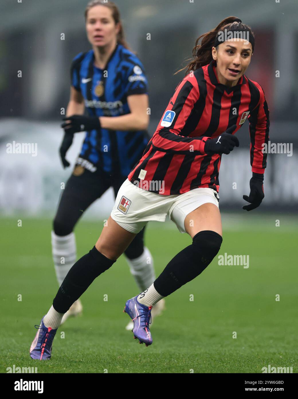 Milan, Italie. 8 décembre 2024. Nadia Nadim de l'AC Milan et Sofie Junge Pedersen du FC Internazionale lors du match de Serie A Femminile au Stadio Giuseppe Meazza, Milan. Le crédit photo devrait se lire : Jonathan Moscrop/Sportimage crédit : Sportimage Ltd/Alamy Live News Banque D'Images