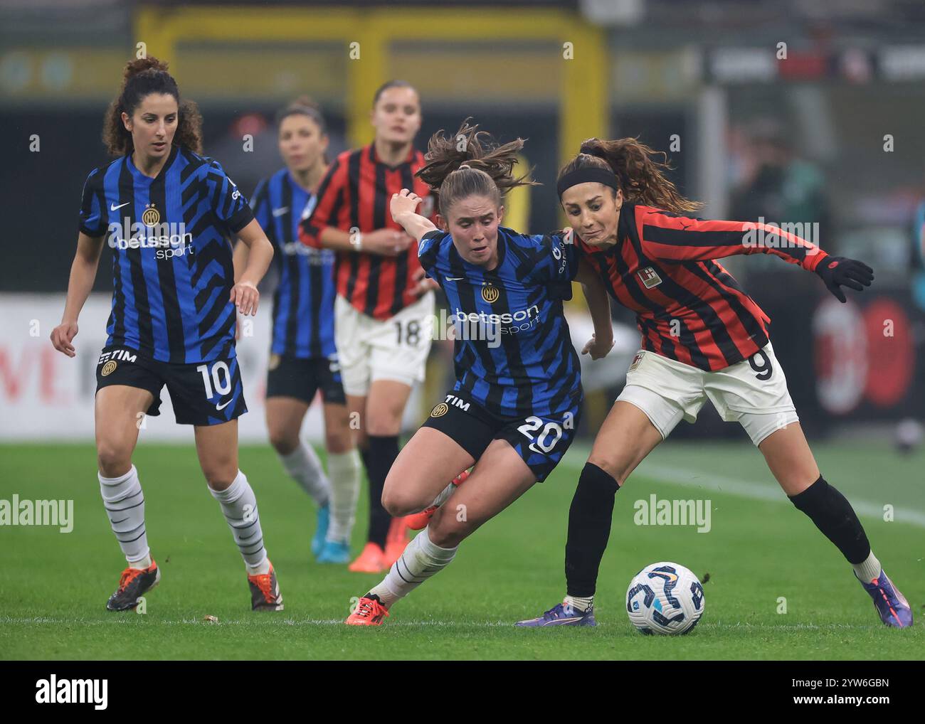 Milan, Italie. 8 décembre 2024. Ghoutia Karchouni du FC Internazionale et Monica Renzotti de l'AC Milan regardent Marie Detruyer du FC Internazionale se battre pour la possession avec Nadia Nadim de l'AC Milan lors du match de Serie A Femminile au Stadio Giuseppe Meazza, Milan. Le crédit photo devrait se lire : Jonathan Moscrop/Sportimage crédit : Sportimage Ltd/Alamy Live News Banque D'Images