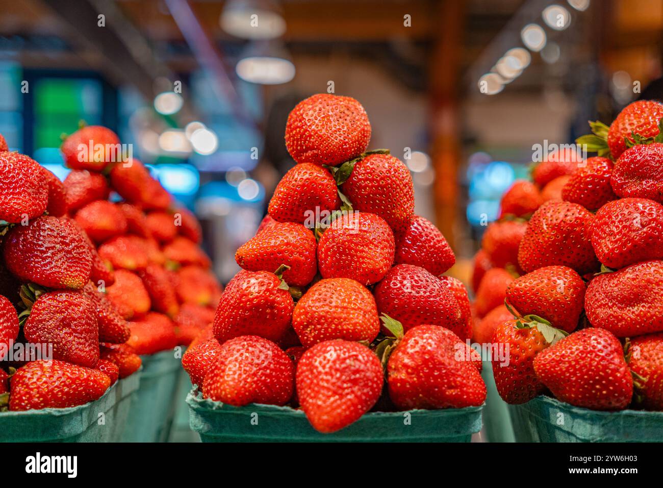 Gros plan de fraises rouge vif dans le récipient pour la vente au marché des fruits et légumes. Banque D'Images