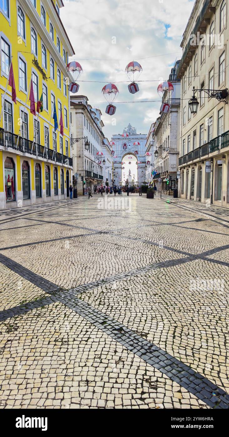 Lisbonne, Portugal : 23 novembre 2024 : Rua Augusta avec l'arc bien connu ou Arco da Rua augusta avec des crouds de touristes regardant par la lumière de Noël Banque D'Images