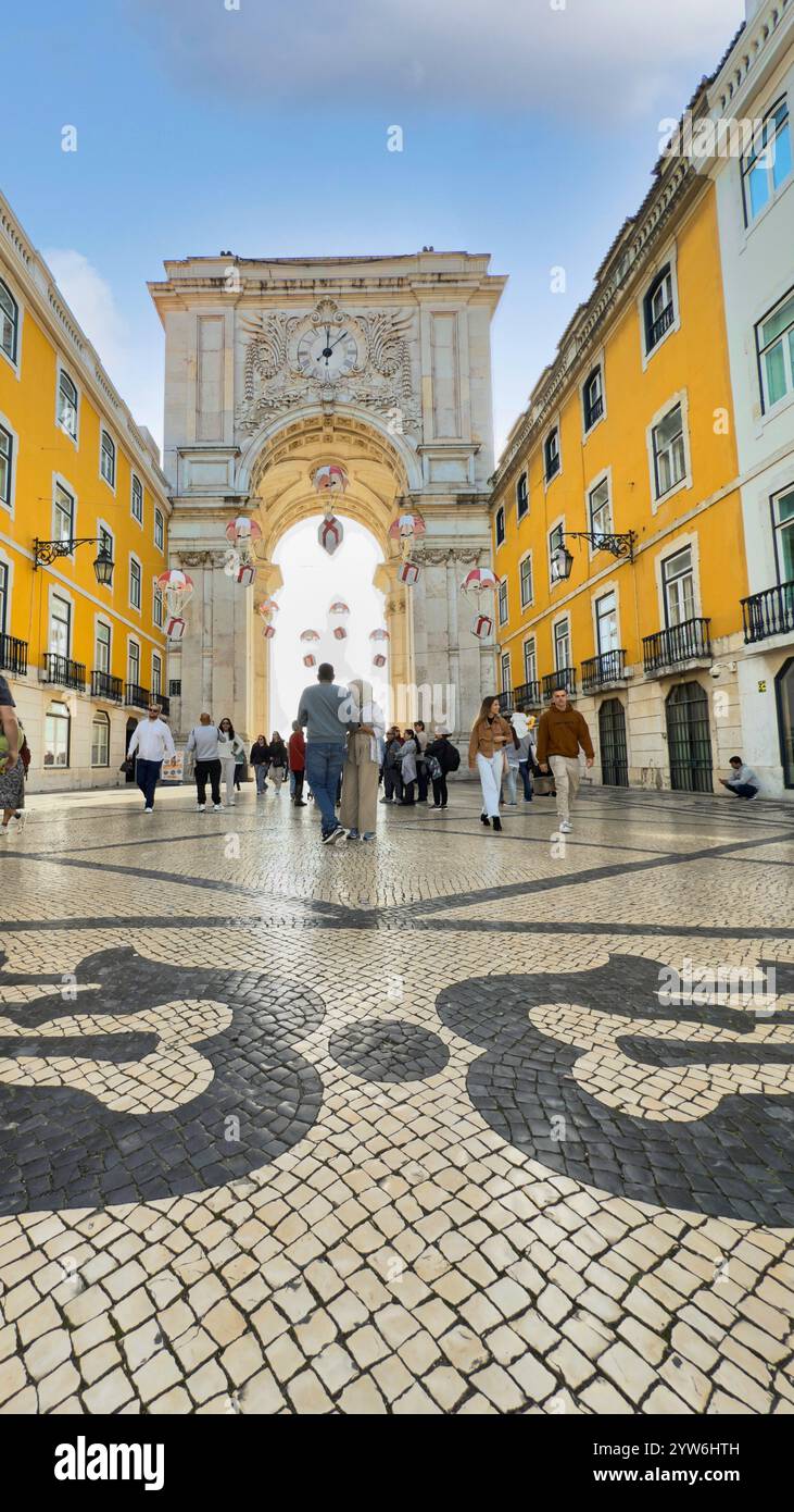 Lisbonne, Portugal : 23 novembre 2024 : Rua Augusta avec l'arc bien connu ou Arco da Rua augusta avec des crouds de touristes regardant par la lumière de Noël Banque D'Images